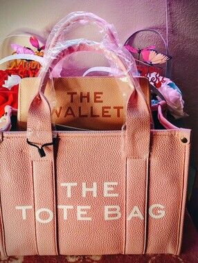 Pink Women's Tote with Matching Wallet (Firm Price No Offers)